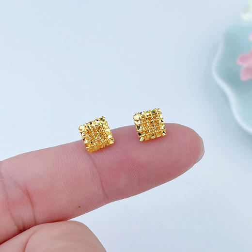 【限时克减128元】足金999 #小方糖 #小红书 (足金999字印)5G黄金仿钻耳钉影底绕线方形小方糖耳钉（配胶塞）(5GES00510)（预售产品下单后不退款不退货不换货不补差价） 商品图2