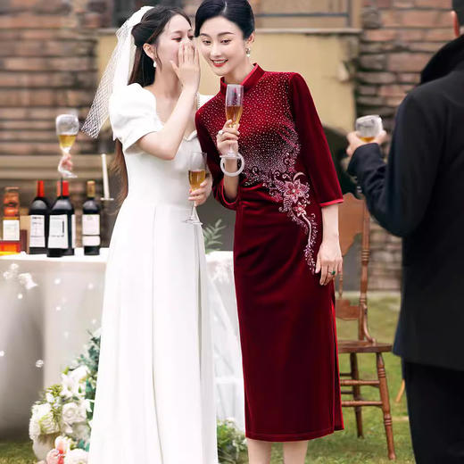 2024春新款礼服裙烫钻钉珠金丝绒琵琶襟旗袍 商品图3