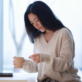 纯在 棉麻钩花V领毛衣