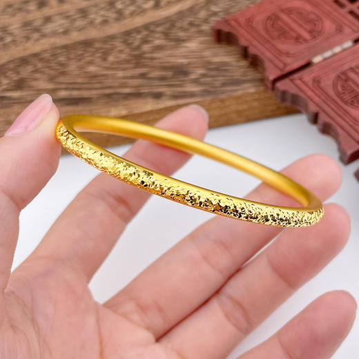 【限时克减150元】足金999.9 #碎碎冰 古法碎碎冰空心固口圆管碎碎冰手镯（面宽约3.9-4.3mm，厚度约3.9mm）(AVGFSZ00002)（预售产品下单后不退款不退货不换货不补差价） 商品图2