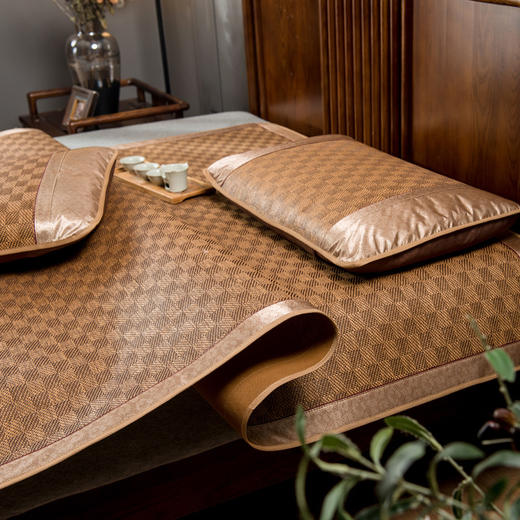 【品牌直发】【夏日清凉来袭】夏季凉席藤席三件套双人床可折叠学生宿舍空调席子冰丝席，席面光滑吸汗透气，易存放可折叠收纳方便。 商品图1