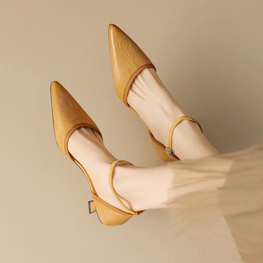 【预售5天】法式复古尖头猫跟细中跟一字扣带包头后空凉鞋QCNX&1242 商品图0