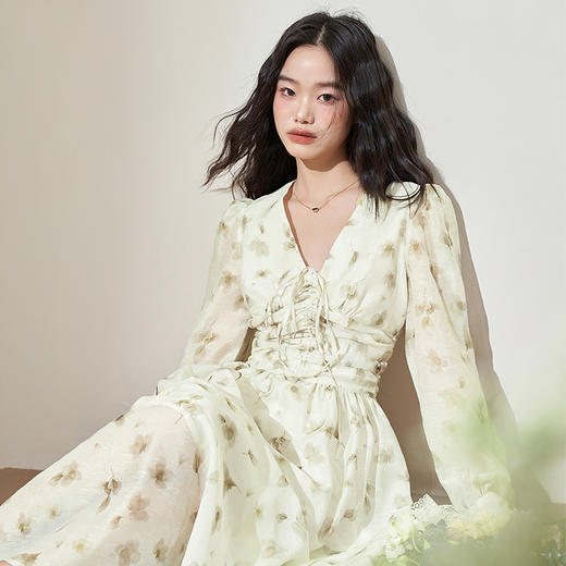 西遇法式收腰V领连衣裙女新款气质碎花氛围感褶皱长袖裙D0540325 商品图2