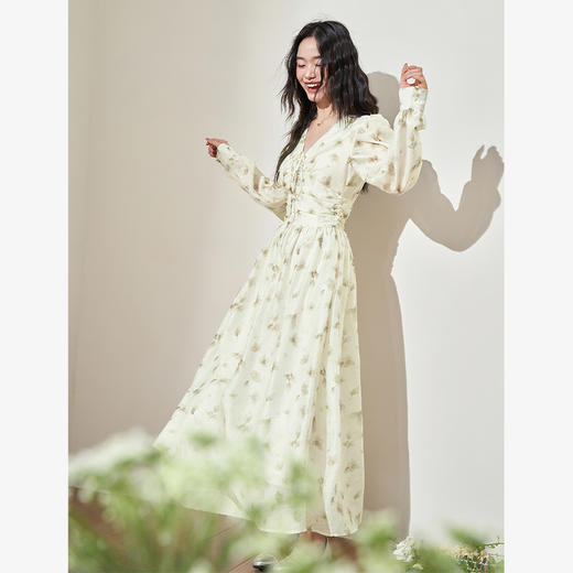 西遇法式收腰V领连衣裙女新款气质碎花氛围感褶皱长袖裙D0540325 商品图3