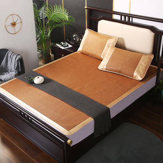 【品牌直发】【夏日清凉来袭】夏季凉席藤席三件套双人床可折叠学生宿舍空调席子冰丝席，席面光滑吸汗透气，易存放可折叠收纳方便。 商品图4