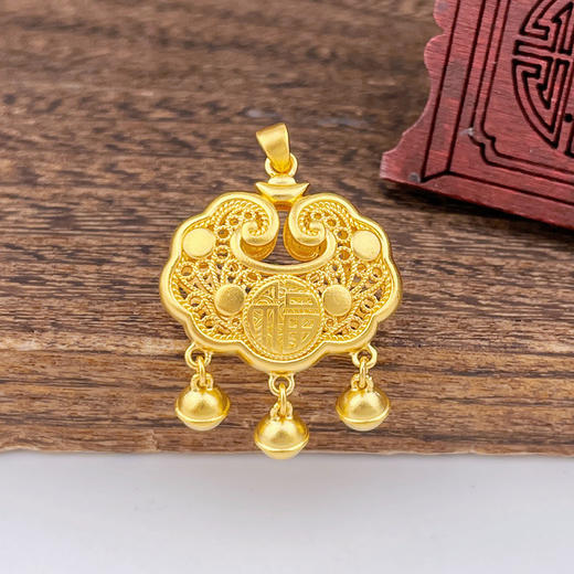 【限时克减150元】足金999.9 古法双面镂空福字铃铛如意福字锁包吊坠网红锁包(ANWZGFDZ00310-2)（预售产品下单后不退款不退货不换货不补差价） 商品图0