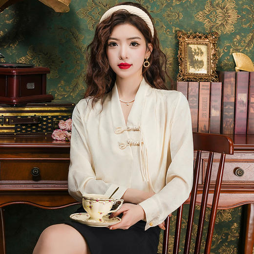 气质优雅，V领中国结长袖新中式国风上衣AHM-du8687 商品图3