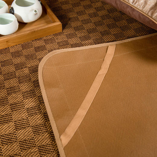 【品牌直发】【夏日清凉来袭】夏季凉席藤席三件套双人床可折叠学生宿舍空调席子冰丝席，席面光滑吸汗透气，易存放可折叠收纳方便。 商品图3