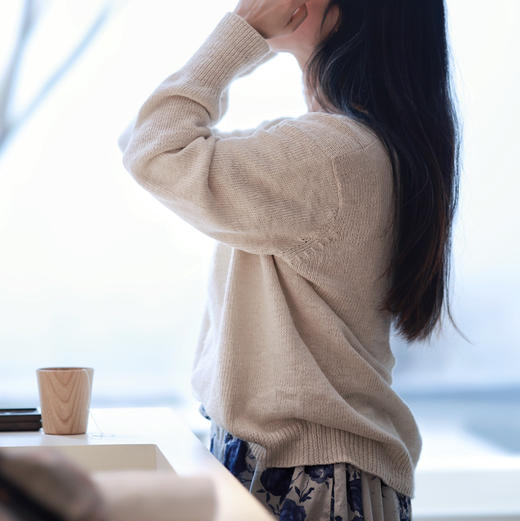 纯在 棉麻钩花V领毛衣 商品图1