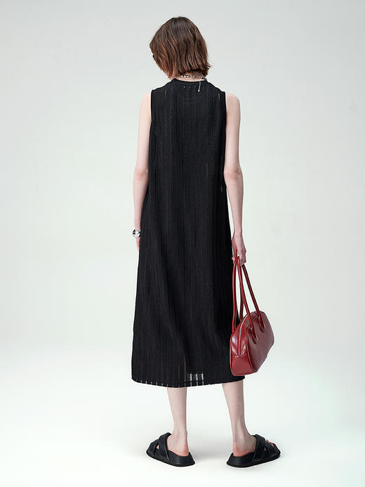 SELFWHO 黑色无袖连衣裙2024早春新款气质设计感小众垂感圆领裙子 商品图4