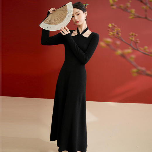 法式假两件镂空交叉挂脖长袖连衣裙冬新款高级感长裙V0240064 商品图0