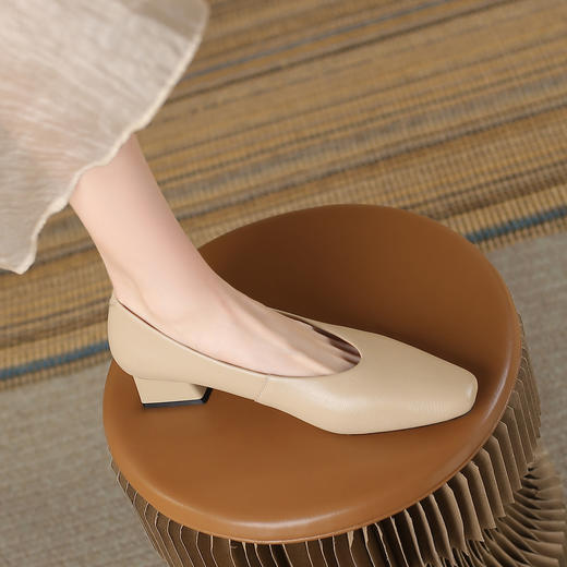 品质好货 | Safiya/索菲娅2024春新款通勤百搭羊皮粗跟单鞋 SF41111706 商品图3