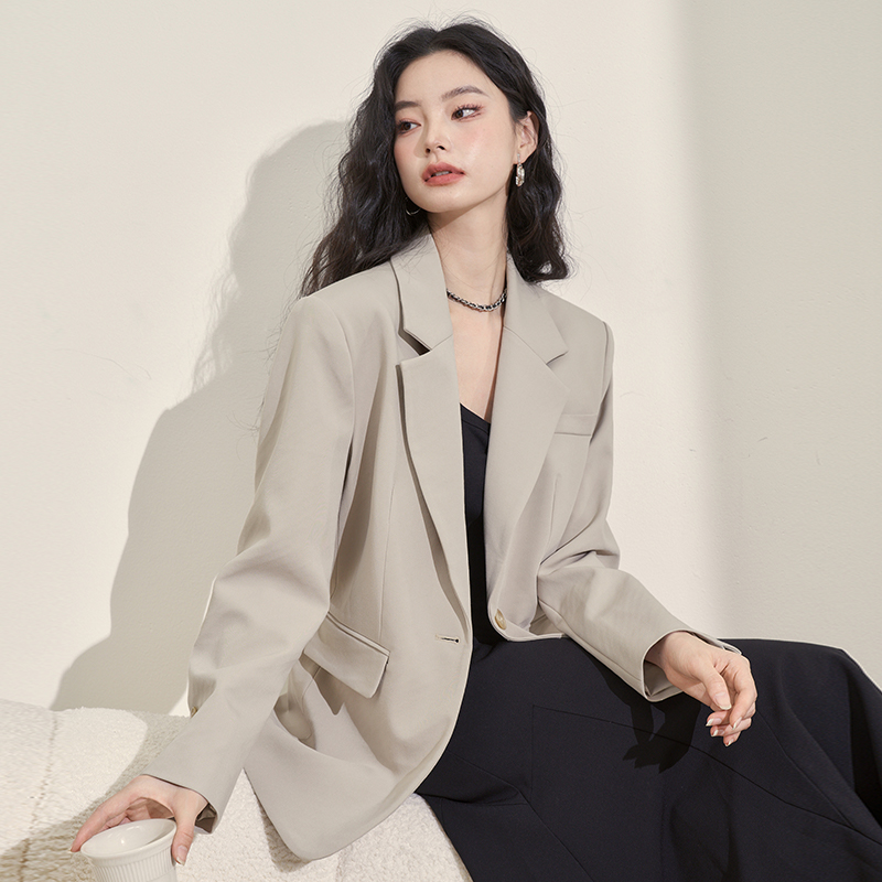 小香风杏色西服外套女早春新款高级感垫肩宽松西装V1938428