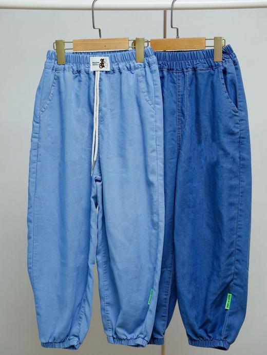 春夏必备❗一条会呼吸的裤子❗【启月兔儿童天丝牛仔裤】含59.9%莱赛尔天丝⚠️仿若真丝 ✅丝滑垂顺，软糯亲肤，凉爽吸汗 ✅宽松版型，轻松活动无束缚感 ✅经典环保水洗牛仔蓝，时尚好看✅带检报告的安全面料 商品图3