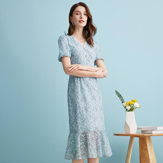 EITIE爱特爱时尚浪漫蓝色V领收腰鱼尾蕾丝修身连衣裙夏季新款B2407334 商品图2