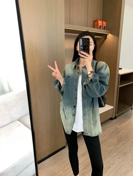 点此购买 巴黎世家春秋季男女款渐变刺绣牛仔衬衫外套 LL 283138 商品图2