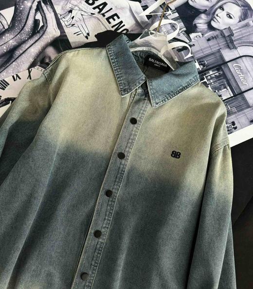 点此购买 巴黎世家春秋季男女款渐变刺绣牛仔衬衫外套 LL 283138 商品图6