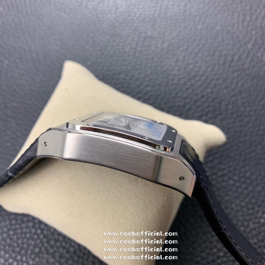 『定制版2892机芯』卡地亚Santos de Cartier腕表可以说是世界上第一枚真正意义上的腕表，迄今已有百年历史，1904年卡地亚推出了一枚可以佩戴在腕间的手表，并以挚友山度士的名字命名❗️ 商品图4