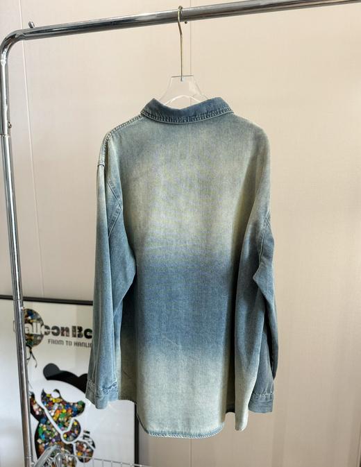 点此购买 巴黎世家春秋季男女款渐变刺绣牛仔衬衫外套 LL 283138 商品图1