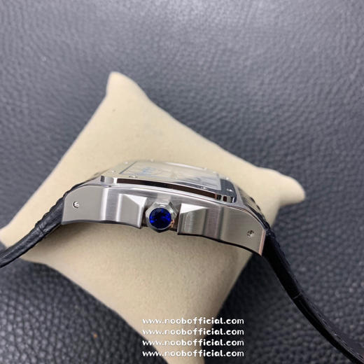 『定制版2892机芯』卡地亚Santos de Cartier腕表可以说是世界上第一枚真正意义上的腕表，迄今已有百年历史，1904年卡地亚推出了一枚可以佩戴在腕间的手表，并以挚友山度士的名字命名❗️ 商品图2