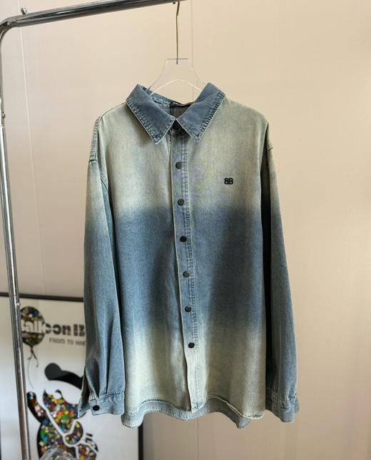 点此购买 巴黎世家春秋季男女款渐变刺绣牛仔衬衫外套 LL 283138 商品图0