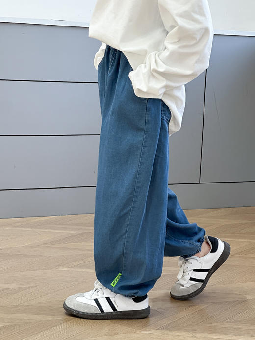春夏必备❗一条会呼吸的裤子❗【启月兔儿童天丝牛仔裤】含59.9%莱赛尔天丝⚠️仿若真丝 ✅丝滑垂顺，软糯亲肤，凉爽吸汗 ✅宽松版型，轻松活动无束缚感 ✅经典环保水洗牛仔蓝，时尚好看✅带检报告的安全面料 商品图1