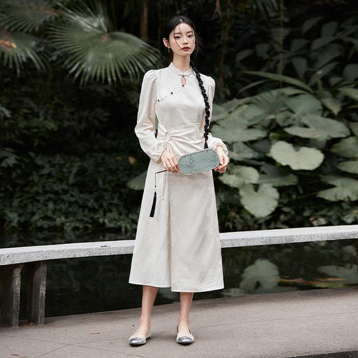 新中式国风长袖旗袍领连衣裙新款复古抽褶显瘦长裙V0340109 商品图1