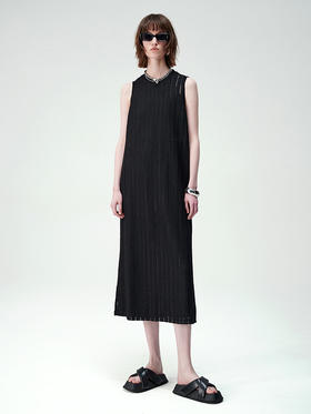 SELFWHO 黑色无袖连衣裙2024早春新款气质设计感小众垂感圆领裙子