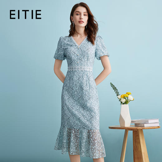 EITIE爱特爱时尚浪漫蓝色V领收腰鱼尾蕾丝修身连衣裙夏季新款B2407334 商品图0
