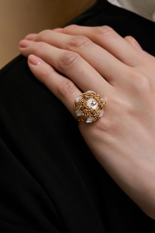 Centauri Lucy 艾克贝母雕花戒指 商品图1