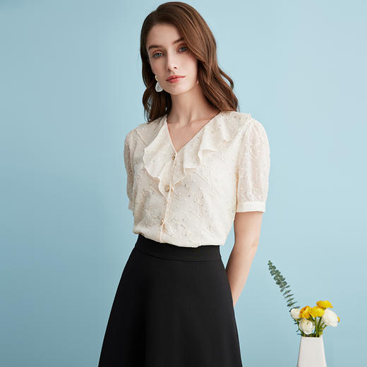 EITIE爱特爱时尚亮片V领荷叶边泡泡袖绣花雪纺衬衫上衣夏新款B2413310 商品图3