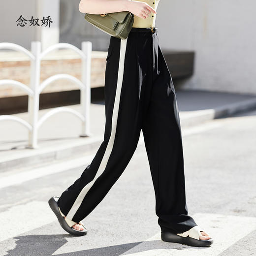 【商场同款】CNT4356 “ 摩登率性直筒裤 ”  长直筒裤型 悬垂抗皱的材质舒适好穿  更带来都市的松弛时髦感 侧面米白拼接，色调鲜明 行走间灵动帅气 商品图1