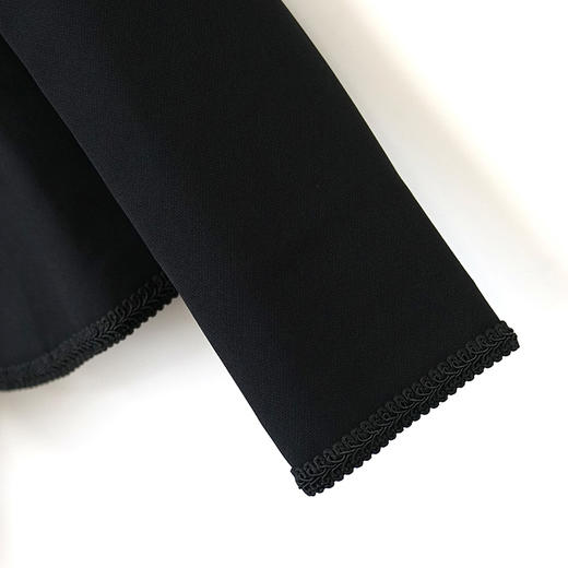 VIVIAN LIU薇薇安刘TR2413103春女装新款圆领贴兜小香风短上衣 商品图3