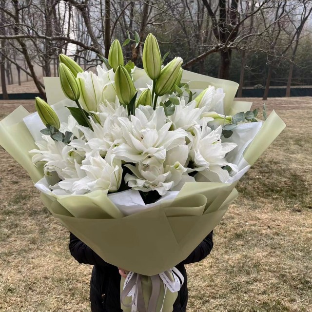 8支白色重瓣百合花束