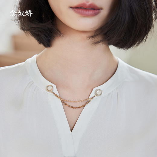 【商场同款】CNV4357 “ 柔光典雅衬衫 ”  柔和奶酪白清新雅致干净富有质感 领口金属链条装饰不同光泽的碰撞更显精致感 中袖套头衬衫 商品图2