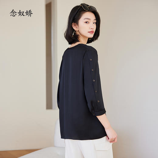 【商场同款】CNV4363 “ 沉着墨色衬衫 ” 丝般光泽富有力量感的一款V领衬衫 给职场女性自信笃定的感觉  7分袖加扣子装饰打破素面 拥有了一丝精致感 商品图3