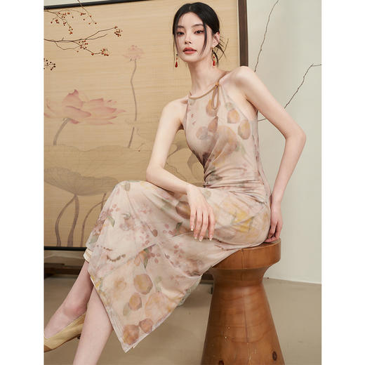 西遇杏色国风气质两件套连衣裙女新款挂脖修身裙配薄开衫D0640373 商品图3