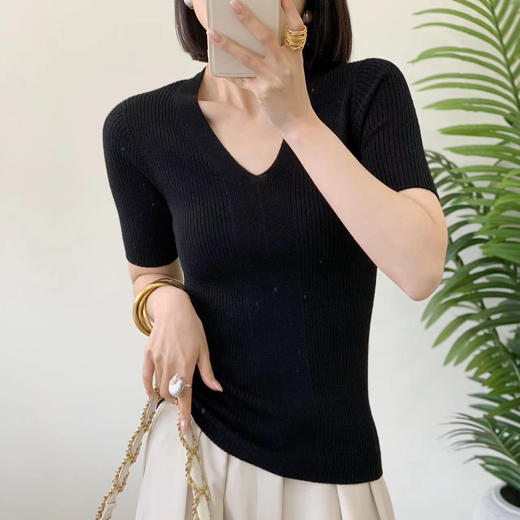 精纺羊毛无缝短袖针织衫 100%羊毛 基础版型好打理 版型合身但不紧绷 全成型无缝织造工艺 纵向纹理显瘦不变形 V领设计很实穿 商品图1