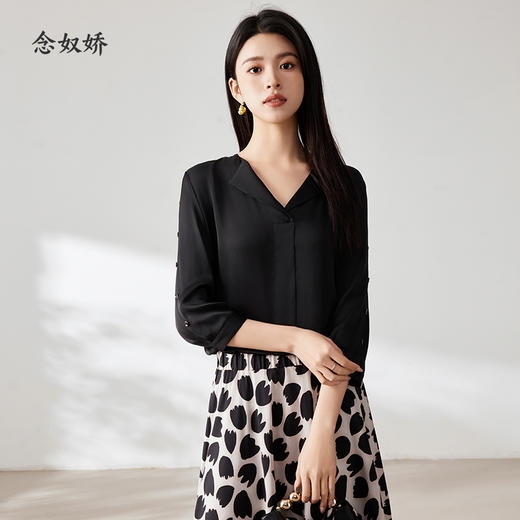 【商场同款】CNV4363 “ 沉着墨色衬衫 ” 丝般光泽富有力量感的一款V领衬衫 给职场女性自信笃定的感觉  7分袖加扣子装饰打破素面 拥有了一丝精致感 商品图1