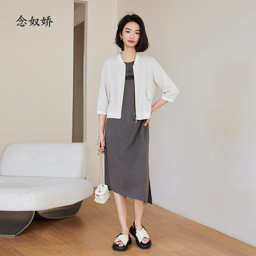 【商场同款】CNJ4364 “ 松弛感棒球服外套 ”  柔和奶酪白清新雅致 短款衣身，年轻活力 增添一份年轻率性腔调 醋酸材质细致柔滑，贴肤舒适 商品图3