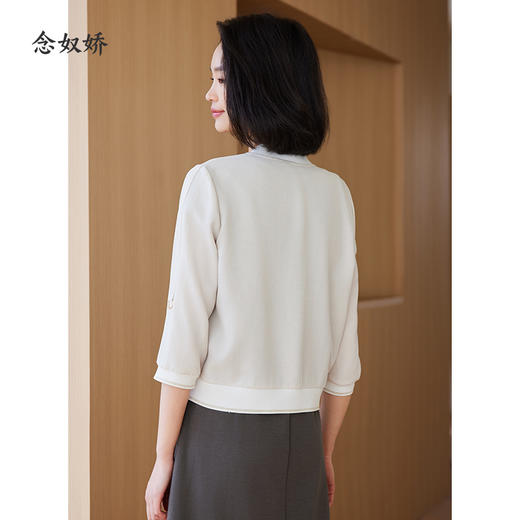 【商场同款】CNJ4364 “ 松弛感棒球服外套 ”  柔和奶酪白清新雅致 短款衣身，年轻活力 增添一份年轻率性腔调 醋酸材质细致柔滑，贴肤舒适 商品图9