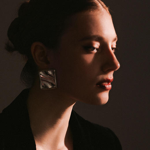 Mordern Art 现代艺术时期 | 银色波光耳环 商品图2