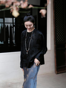 盛唐牡丹 |黑色松鼠葡萄纹冠乐绉上衣