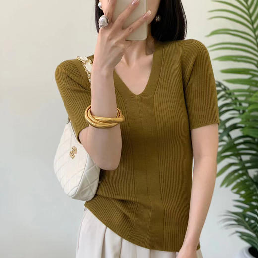精纺羊毛无缝短袖针织衫 100%羊毛 基础版型好打理 版型合身但不紧绷 全成型无缝织造工艺 纵向纹理显瘦不变形 V领设计很实穿 商品图3