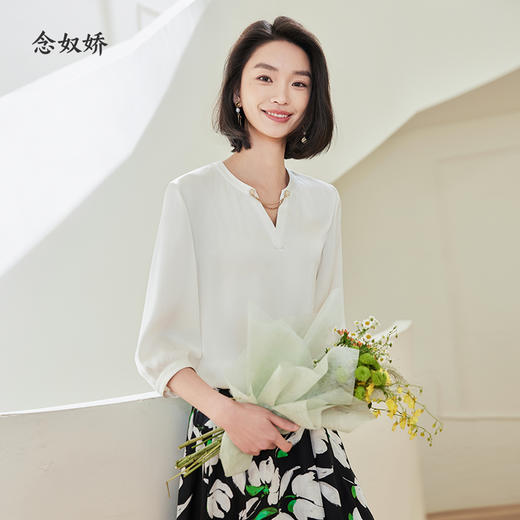 【商场同款】CNV4357 “ 柔光典雅衬衫 ”  柔和奶酪白清新雅致干净富有质感 领口金属链条装饰不同光泽的碰撞更显精致感 中袖套头衬衫 商品图9