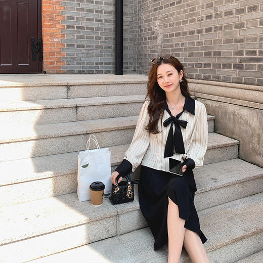 金蘑菇菇【金秘书为何那样】通勤天花板 知性气质ol竖条纹衬衫 商品图1