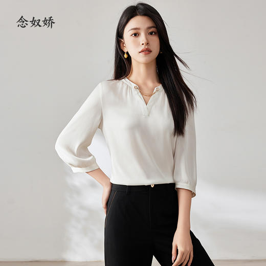 【商场同款】CNV4357 “ 柔光典雅衬衫 ”  柔和奶酪白清新雅致干净富有质感 领口金属链条装饰不同光泽的碰撞更显精致感 中袖套头衬衫 商品图0