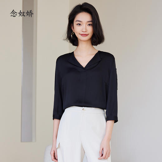 【商场同款】CNV4363 “ 沉着墨色衬衫 ” 丝般光泽富有力量感的一款V领衬衫 给职场女性自信笃定的感觉  7分袖加扣子装饰打破素面 拥有了一丝精致感 商品图10