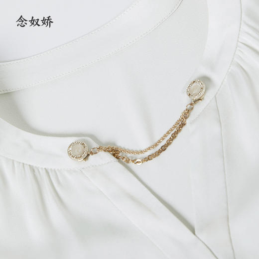 【商场同款】CNV4357 “ 柔光典雅衬衫 ”  柔和奶酪白清新雅致干净富有质感 领口金属链条装饰不同光泽的碰撞更显精致感 中袖套头衬衫 商品图7