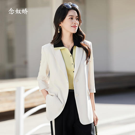 【商场同款】CNX4379 “ 净雅奶酪白西装 ” 柔和奶酪白清新雅致 松H版型，轻盈自在 粘纤混纺成分，手感柔软舒适，上身有型，易打理 商品图0